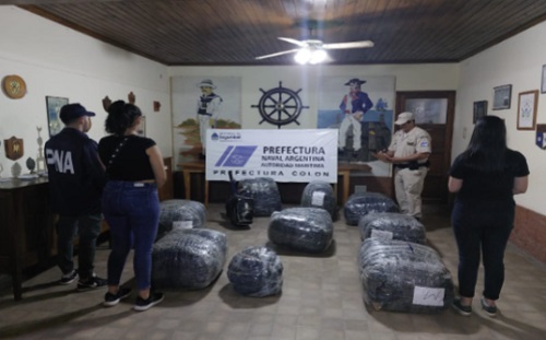 Contrabando: Prefectura Colón incautó un importante cargamento de ropa deportiva (1)