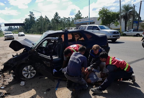 Accidente entre un auto y un camión en El Martillo (1)