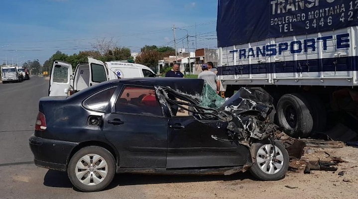 Accidente entre un auto y un camión en El Martillo (2)