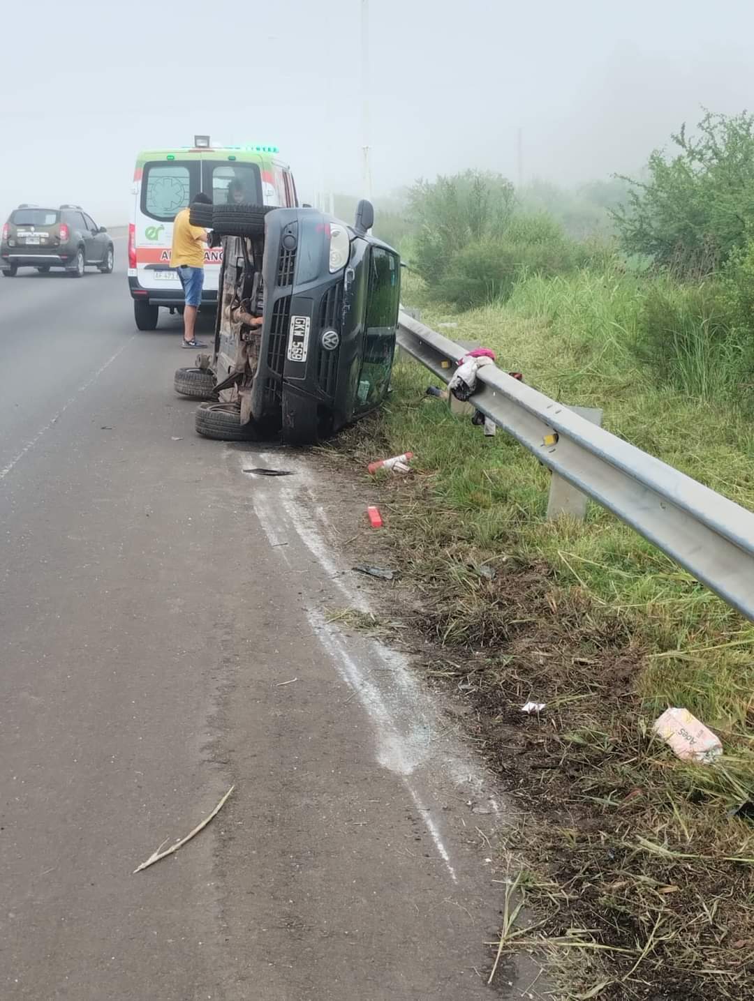 Un hombre y su hijo fueron derivados al Masvernat tras volcar en la Ruta 14 (2)