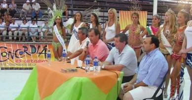 SE PRESENTÓ ANOCHE EL CARNAVAL 2011 (1)