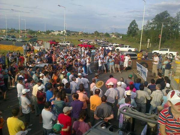 Más de un centenar de productores citrícolas apostados en la ruta, levantaron el lock-out (1)