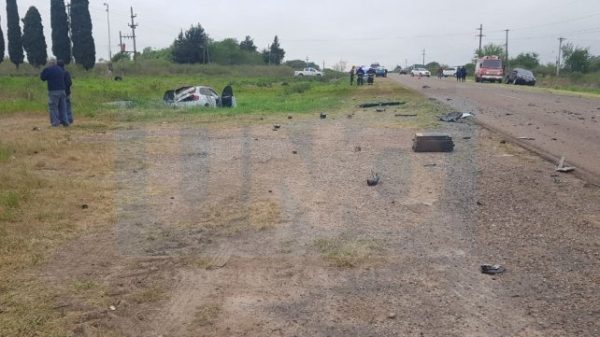 Choque frontal entre un camión y camioneta: una víctima fatal (2)